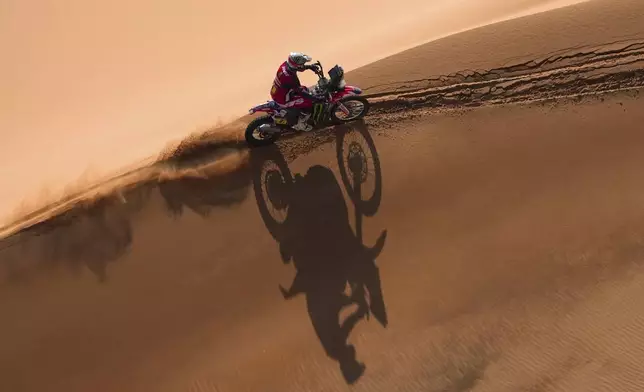 Rider Ricky Brabec competes during the eighth stage of the Dakar Rally between Al Duwadimi and Riyadh, Saudi Arabia, Monday, Jan. 13, 2025. (AP Photo/Christophe Ena)