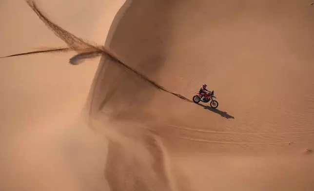 Rider Daniel Sanders competes during the eighth stage of the Dakar Rally between Al Duwadimi and Riyadh, Saudi Arabia, Monday, Jan. 13, 2025. (AP Photo/Christophe Ena)