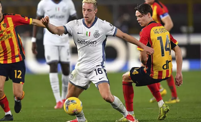 Lecce's Thorir Johann Helgason, right, and Inter's Davide Frattesi in action during the Italian Serie A soccer match between Lecce and Inter at the Via del Mare stadium in Lecce, Italy, Sunday, Jan. 26, 2025. (Giovanni Evangelista/LaPresse via AP)