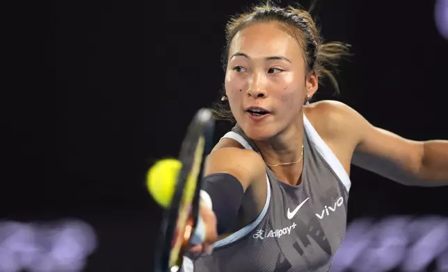 Zheng Qinwen aus China spielt während ihres Erstrundenspiels bei den Australian Open Tennismeisterschaften in Melbourne, Australien, am Sonntag, 12. Januar 2025, einen Rückhand-Return gegen Anca Todoni aus Rumänien. (AP Photo/Vincent Thian)