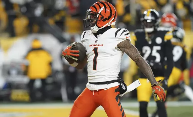 Cincinnati Bengals wide receiver Ja'Marr Chase (1) celebrates a touchdown during the first half of an NFL football game against the Pittsburgh Steelers in Pittsburgh, Saturday, Jan. 4, 2025. (AP Photo/Matt Freed)