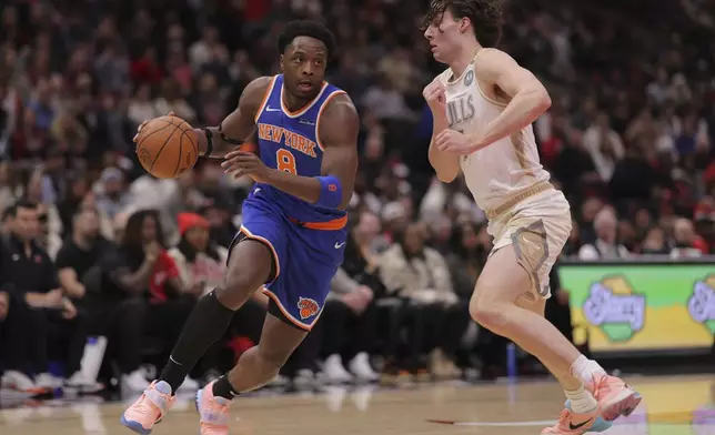 New York Knicks forward OG Anunoby (8) drives to the basket against Chicago Bulls guard Josh Giddey, right, during the first half of an NBA basketball game, Saturday, Jan. 4, 2025, in Chicago. (AP Photo/Melissa Tamez)