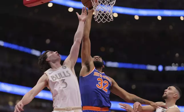 New York Knicks center Karl-Anthony Towns (32) shoots over Chicago Bulls guard Josh Giddey (3) during the first half of an NBA basketball game, Saturday, Jan. 4, 2025, in Chicago. (AP Photo/Melissa Tamez)