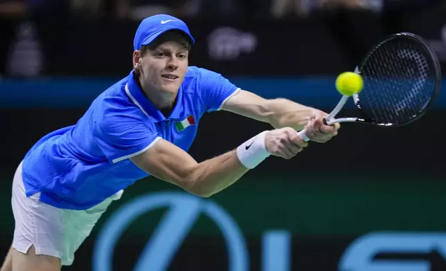 FILE - Italy's Jannik Sinner returns the ball to Netherlands' Tallon Griekspoor during the Davis Cup final tennis match between Netherlands and Italy at the Martin Carpena Sports Hall in Malaga, southern Spain, Sunday, Nov. 24, 2024. (AP Photo/Manu Fernandez, File)