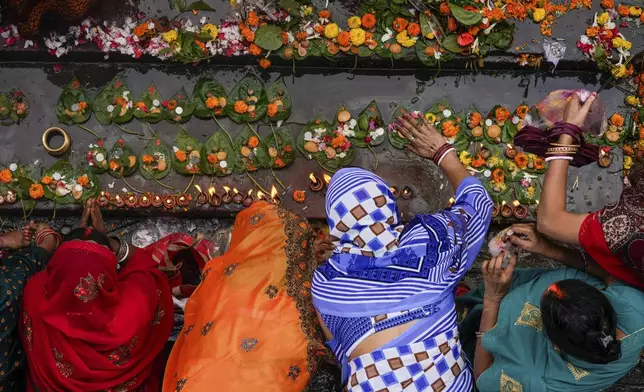Hindu pilgrims perform rituals after taking a holy dip at Hooghly River on the auspicious occasion of Makar Sankranti, in Kolkata, India, Tuesday, Jan. 14, 2025. (AP Photo/Bikas Das)