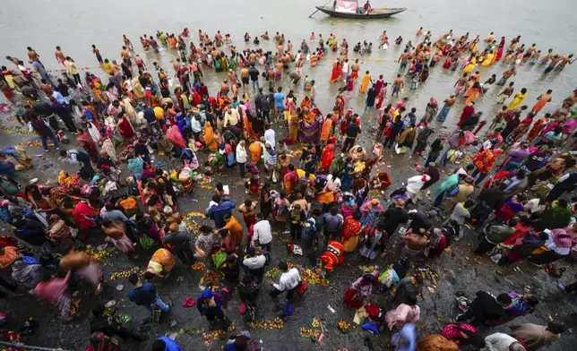 Hindu pilgrims take a holy dip at Hooghly River on the auspicious occasion of Makar Sankranti, in Kolkata, India, Tuesday, Jan. 14, 2025. (AP Photo/Bikas Das)