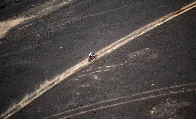 Rider Ross Branch competes during the third stage of the Dakar Rally between Bisha and Alula, Saudi Arabia, Wednesday, Jan. 8, 2025. (AP Photo/Christophe Ena)