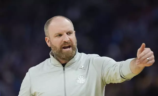 Memphis Grizzlies head coach Taylor Jenkins gestures to the bench during the first half of an NBA basketball game against the Golden State Warriors, Saturday, Jan. 4, 2025, in San Francisco. (AP Photo/Godofredo A. Vásquez)