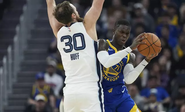 Golden State Warriors guard Dennis Schröder, right, tries to pass the ball while defended by Memphis Grizzlies center Jay Huff during the first half of an NBA basketball game Saturday, Jan. 4, 2025, in San Francisco. (AP Photo/Godofredo A. Vásquez)