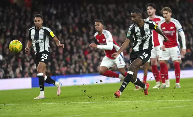 Newcastle's Alexander Isak, third right, on his way to scoring the opening goal during the English League Cup semifinal first leg soccer match between Arsenal and Newcastle United at the Emirates stadium in London, Tuesday, Jan. 7, 2025. (AP Photo/Kirsty Wigglesworth)