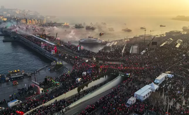 People demonstrate in solidarity with Palestinians amid the ongoing war in Gaza, in Istanbul, Turkey, Wednesday, Jan. 1, 2025. (Sercan Ozkurnazli/DIA Photo via AP)