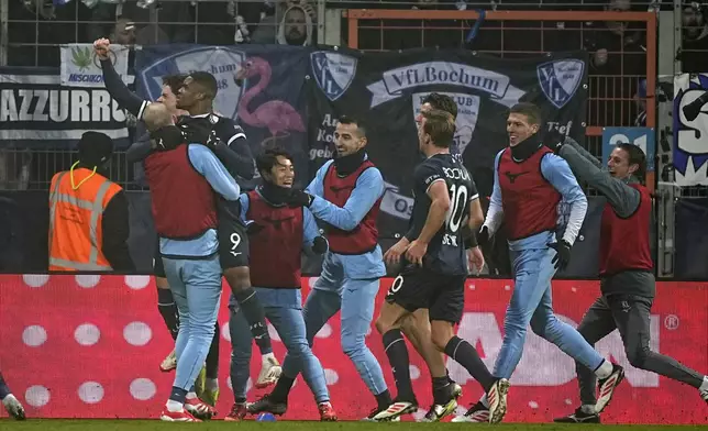 Vfl Bochum players celebrate after Bochum's Myron Boadu scored his side's third goal during the German Bundesliga soccer match between VfL Bochum and RB Leipzig in Bochum, Germany, Saturday, Jan. 18, 2025. (AP Photo/Martin Meissner)