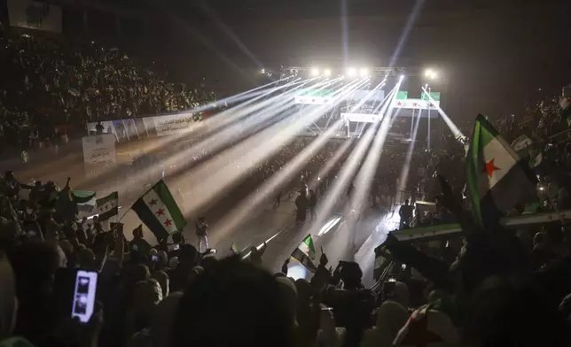 FILE.- Syrians sing and wave post-Assad flags during a concert by the recently returned "revolutionary" singer Wasfi Maasrani in Damascus Wednesday Jan. 8, 2025..(AP Photo/Ghaith Alsayed,File)