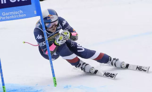 United States' Lindsey Vonn speeds down the course during an alpine ski, women's World Cup super G, in Garmisch, Germany, Sunday, Jan. 26, 2025. (AP Photo/Giovanni Maria Pizzato)