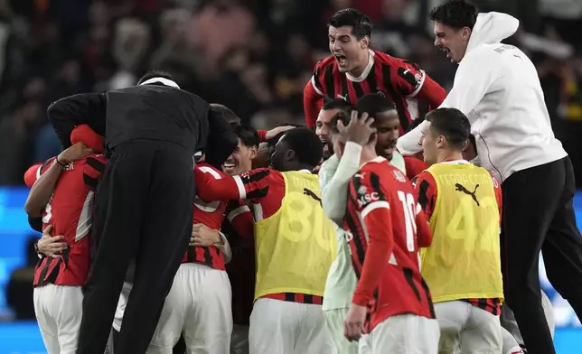 AC Milan's players celebrate after winning the Italian Super Cup final soccer match between AC Milan and Inter Milan at Al Awwal Park Stadium in Riyadh, Saudi Arabia, Monday, Jan. 6, 2025. (AP Photo/Altaf Qadri)