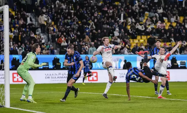 Inter Milan's Denzel Dumfries scores the opening goal during the Italian Super Cup semifinal soccer match between Inter Milan and Atlanta at Al Awwal Park stadium in Riyadh, Saudi Arabia, Thursday, Jan. 2, 2025. (AP Photo/Altaf Qadri)