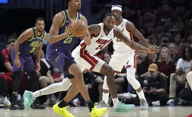 New Orleans Pelicans guard Trey Murphy III (25) looks to pass as Miami Heat forward Haywood Highsmith (24) defends during the first half of an NBA basketball game, Wednesday, Jan. 1, 2025, in Miami. (AP Photo/Lynne Sladky)