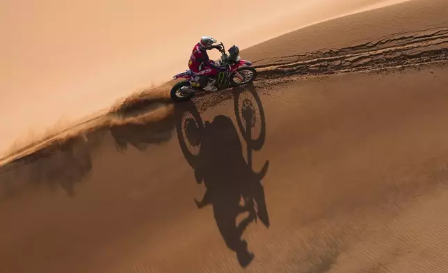 Rider Ricky Brabec competes during the eighth stage of the Dakar Rally between Al Duwadimi and Riyadh, Saudi Arabia, Monday, Jan. 13, 2025. (AP Photo/Christophe Ena)