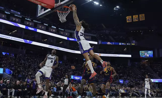 Sacramento Kings guard Devin Carter (22) dunks during the first half of an NBA basketball game against the Golden State Warriors, Sunday, Jan. 5, 2025, in San Francisco. (AP Photo/Godofredo A. Vásquez)