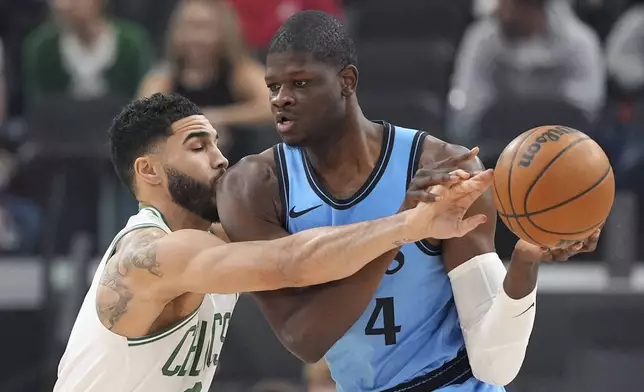 Boston Celtics forward Jayson Tatum, left, reaches in on Los Angeles Clippers center Mo Bamba during the first half of an NBA basketball game, Wednesday, Jan. 22, 2025, in Inglewood, Calif. (AP Photo/Mark J. Terrill)