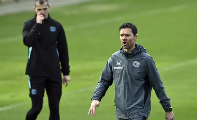 Leverkusen's head coach Xabi Alonso, right, during a training session in Leverkusen, Germany, Tuesday, Jan. 28, 2025 ahead of the Champions League soccer match between Bayer 04 Leverkusen and AC Sparta Praha. (Federico Gambarini/dpa via AP)