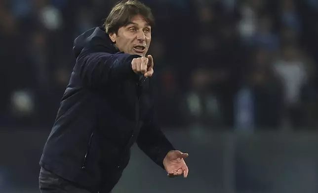 Napoli's head coach Antonio Conte directs his players during the Serie A soccer match between Napoli and Juventus at the Diego Armando Maradona Stadium in Naples, Italy, Saturday Jan. 25, 2025. (Alessandro Garofalo/LaPresse via AP)