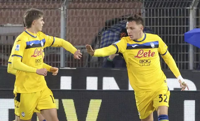 Atalanta BC's Mateo Retegui, right, celebrates scoring during the Serie A soccer match between Como and Atalanta at the Giuseppe Sinigaglia stadium in Como, Italy, Saturday Jan. 25, 2025. (Antonio Saia/LaPresse via AP)