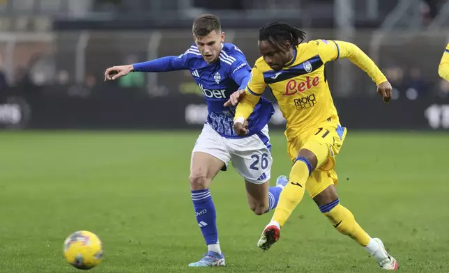 Como 1907's Yannik Engelhardt, left, and Atalanta BC's Ademola Lookman in action during the Serie A soccer match between Como and Atalanta at the Giuseppe Sinigaglia stadium in Como, Italy, Saturday Jan. 25, 2025. (Antonio Saia/LaPresse via AP)
