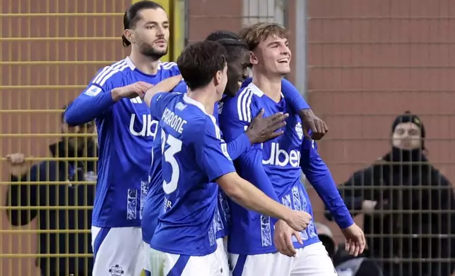 Como 1907's Nico Paz, right, celebrates scoring with teammates during the Serie A soccer match between Como and Atalanta at the Giuseppe Sinigaglia stadium in Como, Italy, Saturday Jan. 25, 2025. (Antonio Saia/LaPresse via AP)