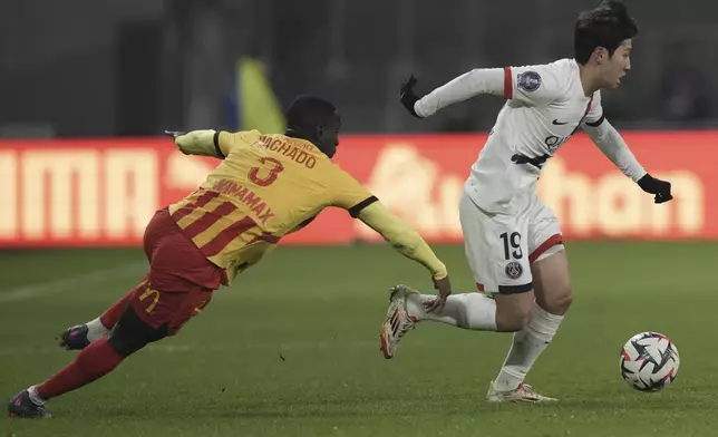 Lens' Deiver Machado, left, and PSG's Lee Kang-in fight for the ball during the French League One soccer match between Lens and Paris Saint-Germain, at the Bollaert-Delelis stadium in Lens, France, Saturday, Jan. 18, 2025. (AP Photo/Thibault Camus)