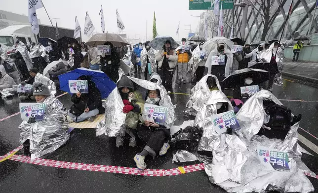 Protesters attend a rally demanding the arrest of impeached South Korean President Yoon Suk Yeol near the presidential residence in Seoul, South Korea, Sunday, Jan. 5, 2025. (AP Photo/Ahn Young-joon)