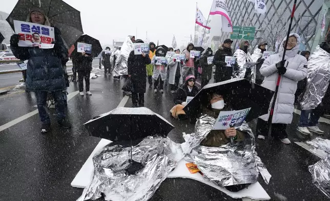 Protesters attend a rally demanding the arrest of impeached South Korean President Yoon Suk Yeol near the presidential residence in Seoul, South Korea, Sunday, Jan. 5, 2025. (AP Photo/Ahn Young-joon)