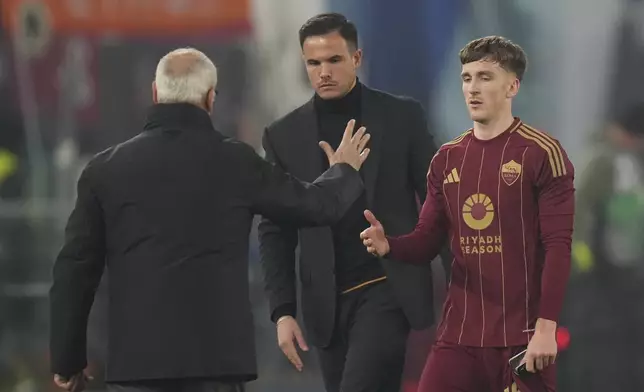 Roma's Alexis Saelemaekers, right, shakes hands with Roma's head coach Claudio Ranieri, left, and leaves the pitch after being substituted during a Serie A soccer match between Roma and Lazio, at the Stadio Olimpico in Rome, Italy, Sunday, Jan. 5, 2025. (AP Photo/Alessandra Tarantino)