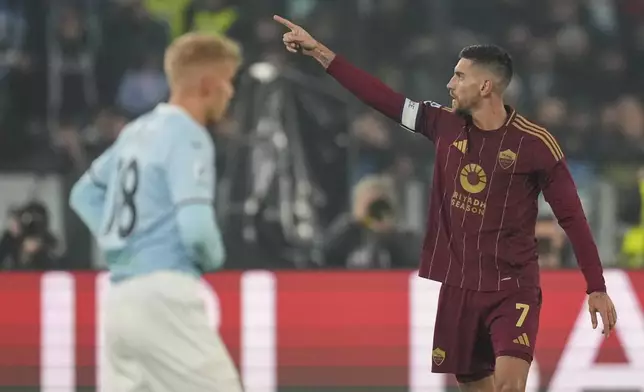 Roma's Lorenzo Pellegrini celebrates after scoring the opening goal during a Serie A soccer match between Roma and Lazio, at the Stadio Olimpico in Rome, Italy, Sunday, Jan. 5, 2025. (AP Photo/Alessandra Tarantino)