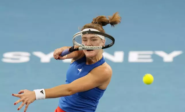 Czechia's Karolina Muchova plays a forehand to Italy's Jasmine Paolini during their quarterfinal match at the United Cup tennis tournament in Sydney, Australia, Friday, Jan. 3, 2025. (AP Photo/Rick Rycroft)