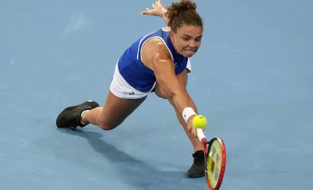 Italy's Jasmine Paolini plays a backhand to Czechia's Karolina Muchova during their quarterfinal match at the United Cup tennis tournament in Sydney, Australia, Friday, Jan. 3, 2025. (AP Photo/Rick Rycroft)