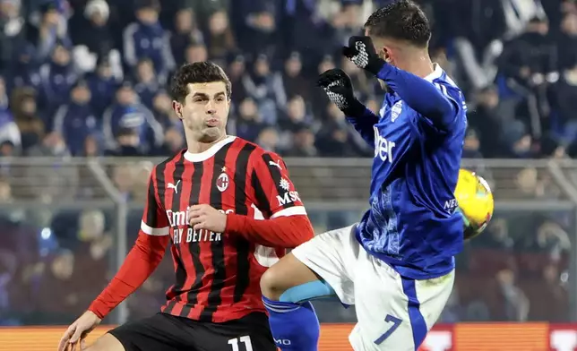 Como's Gabriel Strefezza, right, and AC Milan's Christian Pulisic in action during the Serie A soccer match between Como and Milan at the Giuseppe Sinigaglia stadium in Como, Italy, Sunday Jan. 14, 2025. (Antonio Saia/LaPresse via AP)