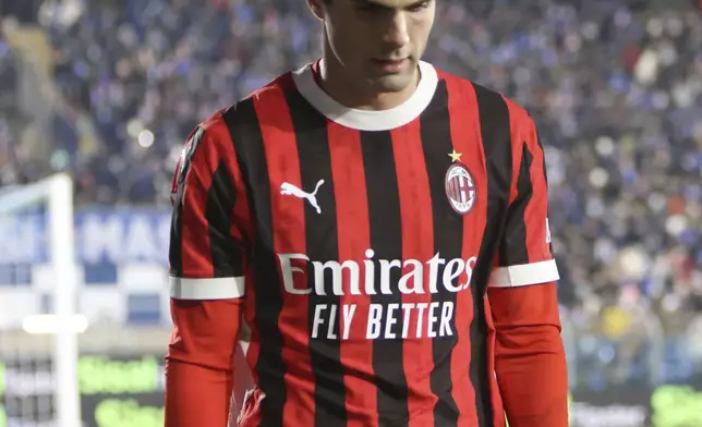 AC Milan's Christian Pulisic leaves the pitch after getting an injury during the Serie A soccer match between Como and Milan at the Giuseppe Sinigaglia stadium in Como, Italy, Sunday Jan. 14, 2025. (Antonio Saia/LaPresse via AP)