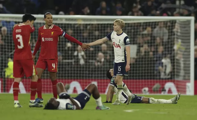 Tottenham's Lucas Bergvall, right, shakes hands with Liverpool's Virgil van Dijk at the end of the English League Cup semi final first leg soccer match between Tottenham and Liverpool, at the Tottenham Hotspur Stadium in London, Wednesday, Jan. 8, 2025. (AP Photo/Ian Walton)