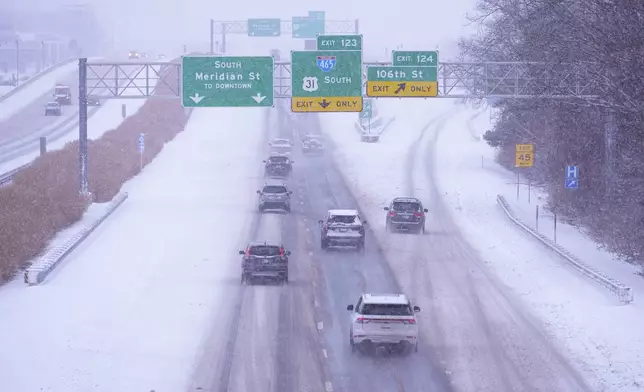 Traffic makes it way on snow-covered U.S. 31 in Carmel, Ind., Monday, Jan. 6, 2025. (AP Photo/Michael Conroy)