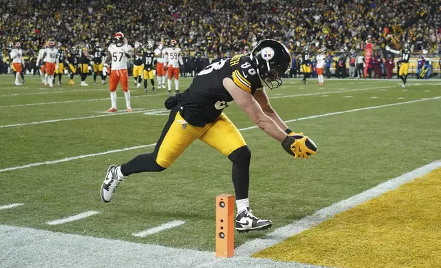 Pittsburgh Steelers tight end Pat Freiermuth (88) scores a touchdown during the second half of an NFL football game against the Cincinnati Bengals in Pittsburgh, Saturday, Jan. 4, 2025. (AP Photo/Matt Freed)