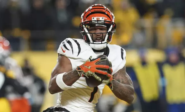 Cincinnati Bengals wide receiver Ja'Marr Chase (1) catches a pass for a touchdown during the first half of an NFL football game against the Pittsburgh Steelers in Pittsburgh, Saturday, Jan. 4, 2025. (AP Photo/Matt Freed)