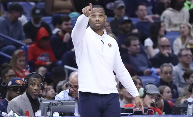 New Orleans Pelicans head coach Willie Green, center, points to his players in the second half of an NBA basketball game against the Memphis Grizzlies in New Orleans, Friday, Dec. 27, 2024. (AP Photo/Peter Forest)