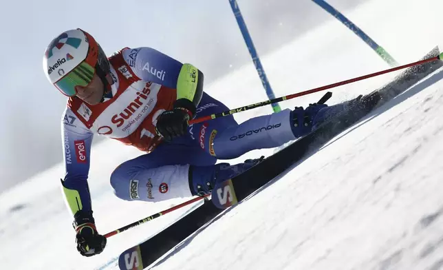 Italy's Luca De Aliprandini speeds down the course during an alpine ski, men's World Cup giant slalom race, in Adelboden, Switzerland, Sunday, Jan. 12, 2025. (AP Photo/Gabriele Facciotti)