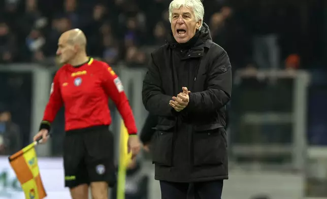 Atalanta's head coach Gian Piero Gasperini reacts during the Italian Serie A soccer match between Atalanta and Napoli at the Gewiss Stadium in Bergamo, Italy, Saturday, Jan. 18, 2025. (Stefano Nicoli/LaPresse via AP)