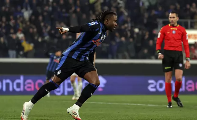 Atalanta's Ademola Lookman celebrates scoring a goal during the Italian Serie A soccer match between Atalanta and Napoli at the Gewiss Stadium in Bergamo, Italy, Saturday, Jan. 18, 2025. (Stefano Nicoli/LaPresse via AP)