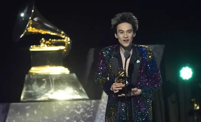 Jacob Collier accepts the award for best arrangement, instrumental or a cappella for "Bridge Over Troubled Water" during the 67th annual Grammy Awards on Sunday, Feb. 2, 2025, in Los Angeles. (AP Photo/Chris Pizzello)