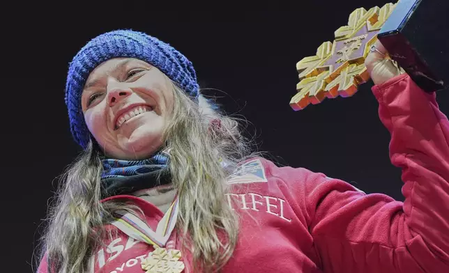 United States' Breezy Johnson shows her gold medal for a women's downhill race, at the Alpine Ski World Championships, in Saalbach-Hinterglemm, Austria, Saturday, Feb. 8, 2025. (AP Photo/Giovanni Auletta)