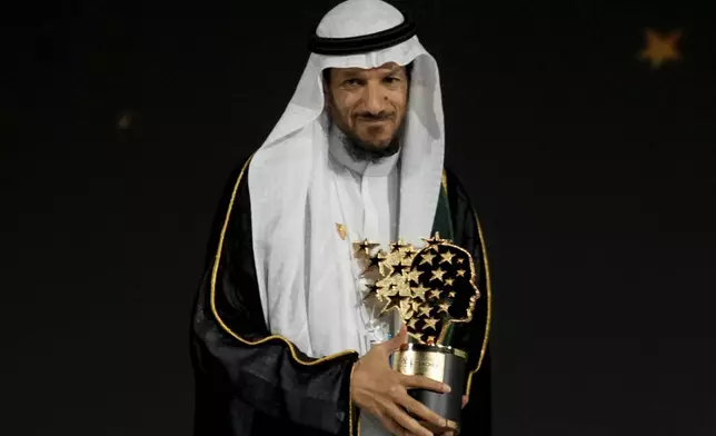 Saudi Arabian teacher Mansour bin Abdullah Al-Mansour, poses with the Global Teacher Prize trophy at a ceremony in Dubai, United Arab Emirates, Thursday, Feb. 13, 2025. (AP Photo/Altaf Qadri)