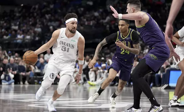 Dallas Mavericks guard Klay Thompson (31) works against New Orleans Pelicans' Jordan Hawkins and Karlo Matkovic, right, in the first half of an NBA basketball game in Dallas, Friday, Feb. 21, 2025. (AP Photo/Tony Gutierrez)